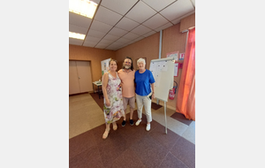 Thierry BEINEIX entourée de Gaëlle et Sabine GARDAIR présidente du Bridge Club Briviste)