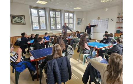 Des collégiens initiés au Bridge à RIOMS-ES-MONTAGNES